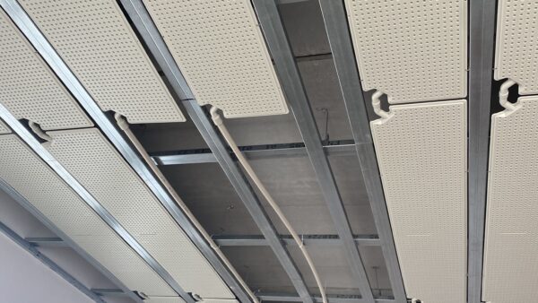 Installation der energieeffizienten Deckenklimatisierung.